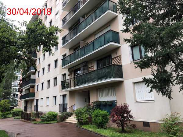 UN APPARTEMENT ET 2 EMPLACEMENTS POUR VOITURE AUTOMOBILE