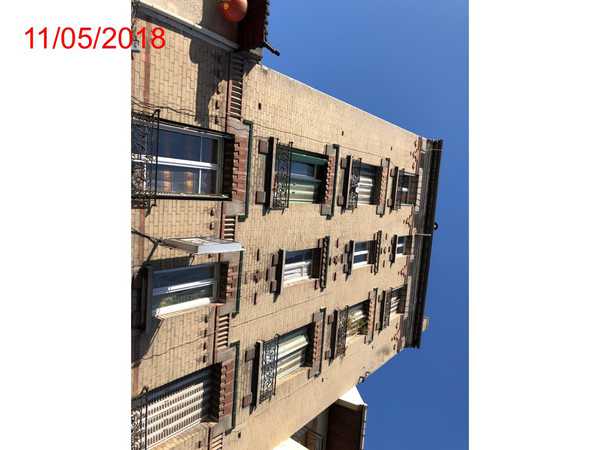 UN APPARTEMENT au 3ème étage comprenant : entrée, SàM sur cour, chambre sur rue, SdE, WC. Débarras sur le palier. Droit de jouissance en commun avec les autres lots au hall d’entrée, à la cour et à l’appentis sis dans la cour commune. Cave n° 3 au sosu-sol