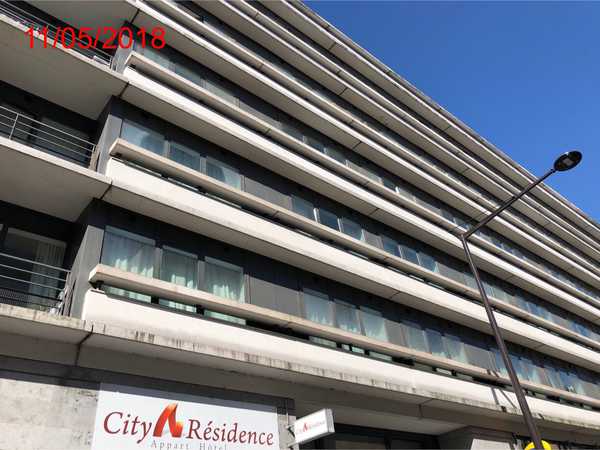 UN APPARTEMENT ET UN PARKING de type T1, au 3ème étage comprenant : entrée, séjour/coin-cuisine, SdB avec WC, rangement