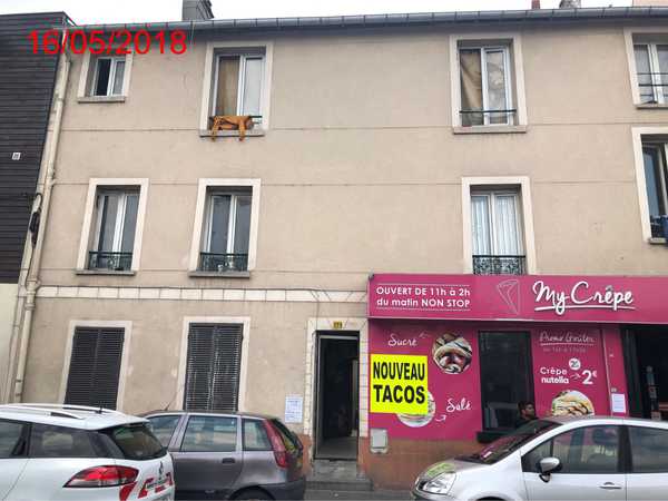 UN STUDIO au 1er étage, porte droite comprenant : pièce principale, coin-cuisine, SdB/WC