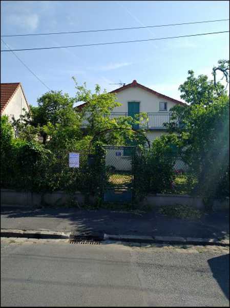 UNE  MAISON D'HABITATION
