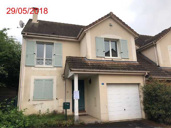 UNE  MAISON D'HABITATION