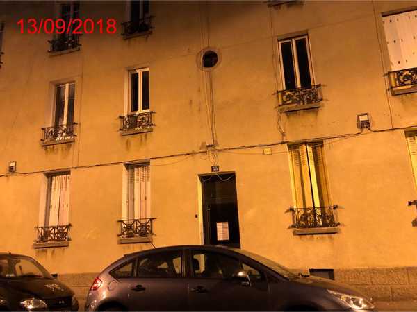 UN APPARTEMENT Au 1er étage, 1ère porte à gauche, comprenant : entrée, séjour avec coin cuisine, chambre, SdE – CAVE au sous-sol
