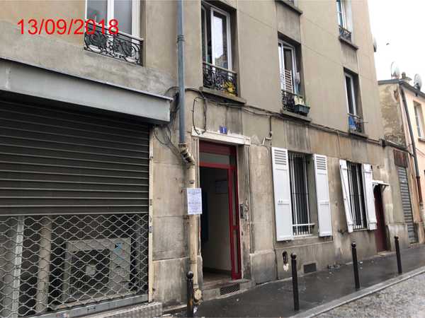TROIS APPARTEMENTSTROIS APPARTEMENTS,dans le bâtiment G, au premier étage porte gauche, UN APPARTEMENT de deux pièces et un coin-cuisine. Superficie (Loi Carrez): 25,33 m2. Dans le bâtiment A, au rez-de-chaussée, jouissance de cour. Dans le bâtiment A, au rez-de-chaussée, jouissance de cour 
Les lieux sont occupés 
Dans le bâtiment G au premier étage porte droite, UN APPARTEMENT de deux pièces, un coin-cuisine, une salle de bain avec w.-c. -Superficie (Loi Carrez) : 24,23 m2. Les lieux sont loués 
Dans le bâtiment G, au premier étage porte face, UN WATER-CLOSET. Dans le bâtiment G, au deuxième étage porte droite, UN APPARTEMENT de deux pièces et un coin-cuisine. Superficie (Loi Carrez) : 23,86 m2, 