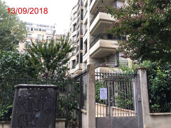UN APPARTEMENT, Escalier 84, au 6ème étage gauche, porte face, de quatre pièces principales, une entrée avec placards, un séjour-salle à manger avec placards, un couloir de distribution, une chambre avec placards, un dégagement avec placard, une cuisine, une salle de bain (avec cabine de douche et baignoire), un w.-c. et un balcon. Escalier 84, au 5eme sous-sol, ° UNE CAVE portant le n° C 513. Escaliers 82, 83 et 84, au 3ème sous-sol, UN EMPLACEMENT pour VEHICULE AUTOMOBILE portant le n° 318. Escaliers 82, 83 et 84, au 3ème sous-sol, UN EMPLACEMENT pour VEHICULE AUTOMOBILE portant le n° 326