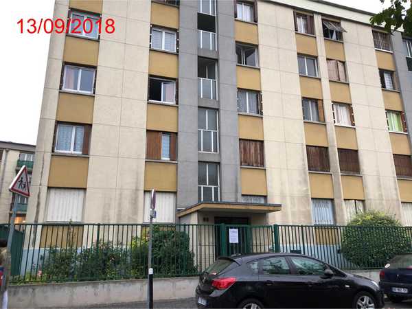 UN APPARTEMENT, au 4ème étage, porte gauche escalier, comprenant selon procès-verbal de description dressé le 28 décembre 2017 par Maître Fabienne ALLAIRE, 
Huissier de Justice associé à BAGNOLET (93): une entrée avec placard, une pièce à vivre, deux chambres, une cuisine, une salle de bain, un w.-c., un balcon de 2,30 m2