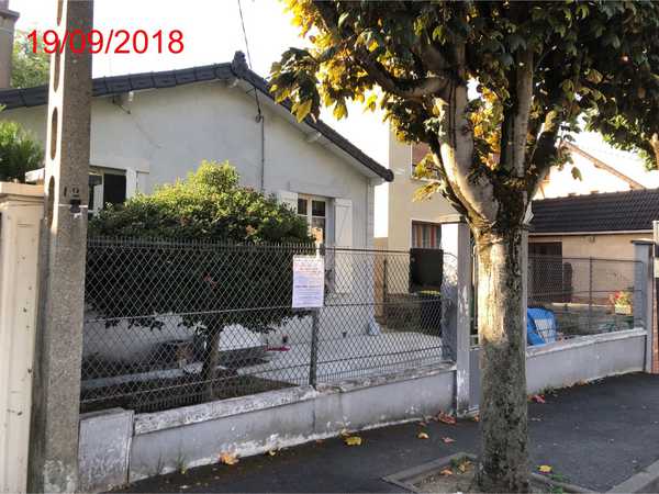 UN PAVILLON D'HABITATION, Elevé partie sur cave, partie sur terre-plein comprenant au rez-de-chaussée : un séjour avec cuisine, 
un salon, deux chambres, une salle d'eau et w.-c. Remise extérieure