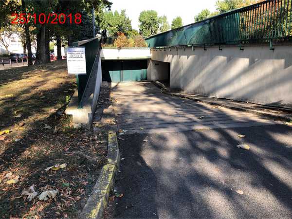 UNE PLACE DE STATIONNEMENT