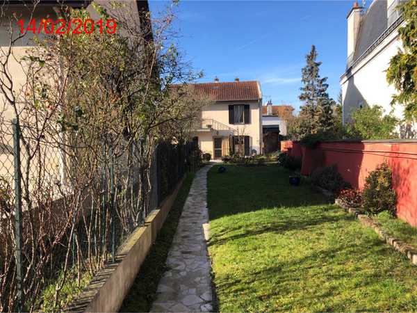 UNE MAISON ET JARDIN, PARKING