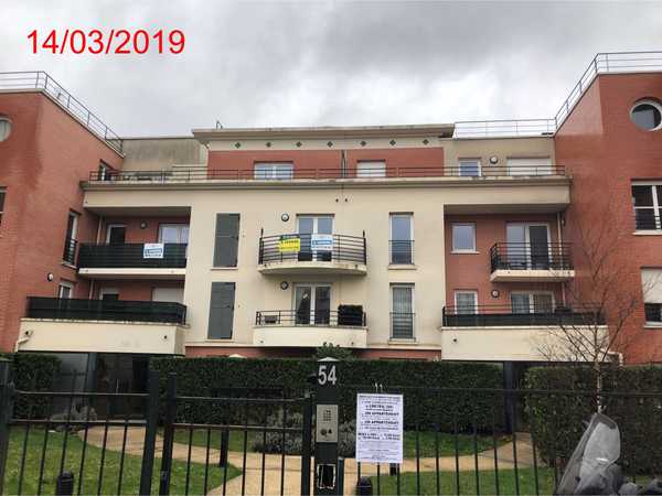 UNE PLACE DE STATIONNEMENT