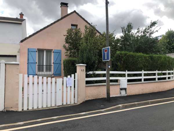 UNE  MAISON D'HABITATION