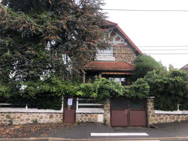 UNE  CHAMBRE DE SERVICE