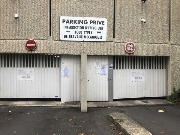 UN PARKING