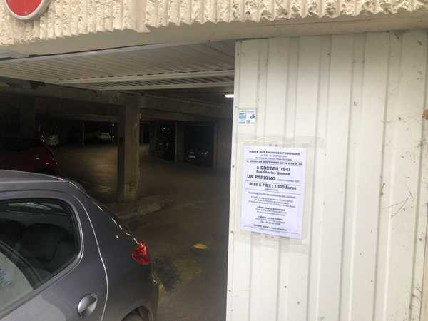 UN PARKING
