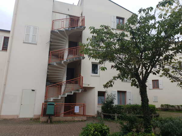 UN APPARTEMENT ET UN EMPLACEMENT DE GARAGE