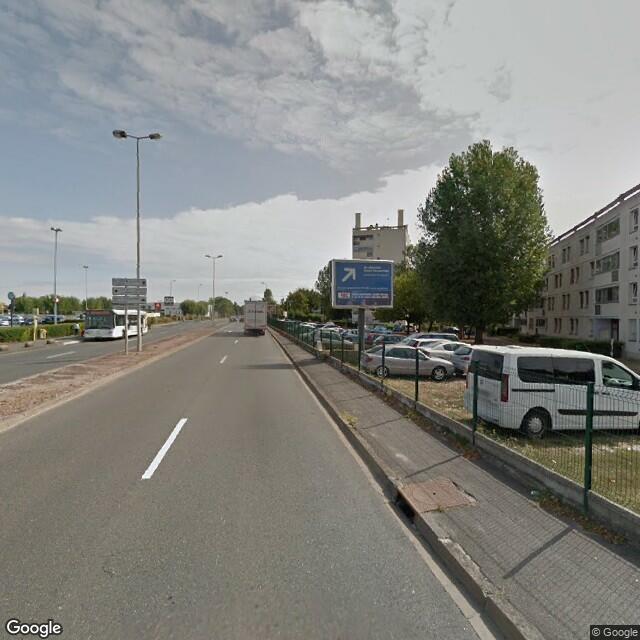 UN APPARTEMENT AVEC CAVE ET PARKING comprenant : entrée avec placards, cuisine, une pièce principale avec balcon, couloir avec placard desservant: WC, salle de bains, 2 chambres, 1 rangement,  une cave au sous sol.