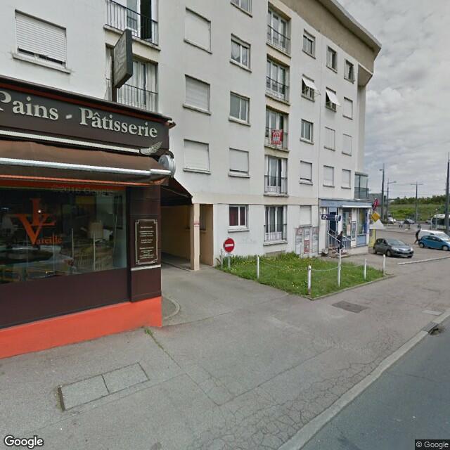 UN APPARTEMENT type F3 et une cave composé d'un séjour, deux chambres, une salle d'eau, une cuisine, WC, avec chauffage collectif, 

au sous sol une cave