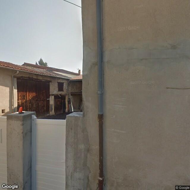 UNE MAISON d'habitation de type F4 sur 2 niveaux composée : au rez de chaussez : un séjour avec cuisine ouverte;

au 1 er étage : 3 chambres, une salle de bains, WC, un dressing, 

au 2 ème étage : un salon

Une petite cour intérieure, un appentis et grange attenante.