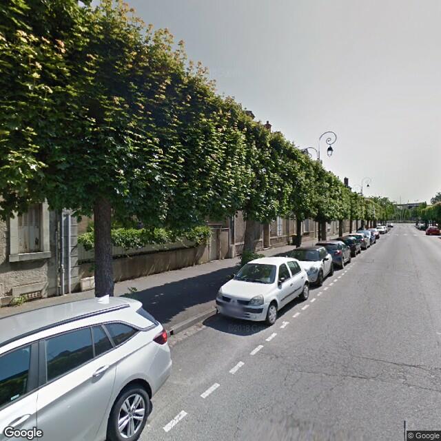 UNE MAISON d'habitation et d'un garage indépendant situé rue Louis-Rolland
