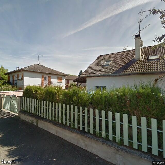 UNE MAISON d'habitation comprenant au sous sol : un garage, une buanderie, une grande pièce en cours de travaux, deux autres pièces;

à l'étage : trois chambres,  cuisine, séjour, WC, salle de bains, jardin attenant