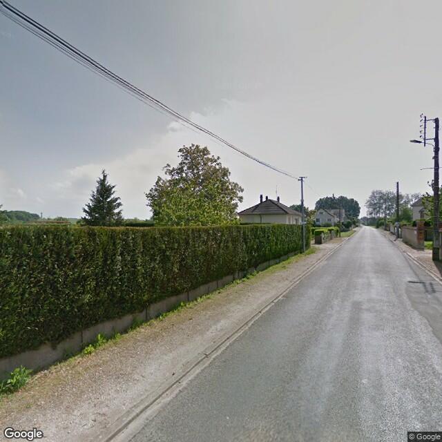 UNE MAISON d'habitation situé dans le lotissement du Polissoir comprenant : séjour-cuisine-couloir, 3 chambres, salle de bains, toilettes, garage, 

A l'extérieur : terrain en ciment, terrain clos en état normale d'entretien.