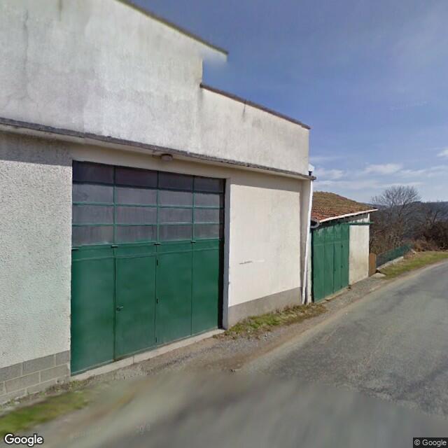 UN ENSEMBLE IMMOBILIER, ancien corps de ferme reconvertit en maison à usage d'habitation comprenant : 

au sous sol : une cave;
au rez de chaussée : cuisine, séjour/salon, couloir, une salle de bains avec, WC, une chambre avec salle de douche attenante;

au 1 er étage : dégagement, deux chambres avec salle d'eau WC, attenante;

au 2 ème étage : deux bureaux en soupente;

une dépendance à usage de grange, d'écurie et de garage; cour et terrains, attenants ou non, avec piscine et étang notamment.
