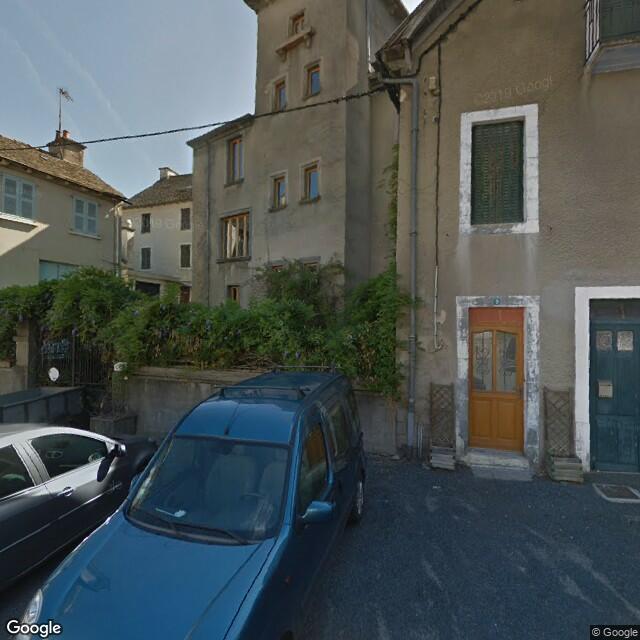 UNE MAISON ancienne à usage d'habitation en cours de rénovation avec une courette à l'avant et un petit terrain à l'arrière.