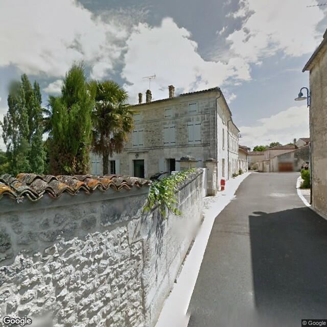 UNE MAISON AVEC DEUX DÉPENDANCES 
