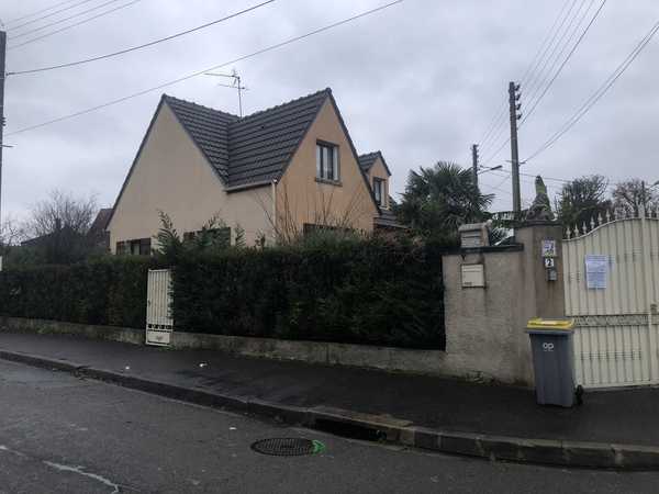 UNE MAISON