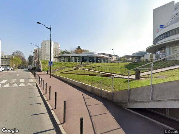 UN EMPLACEMENT DE PARKING