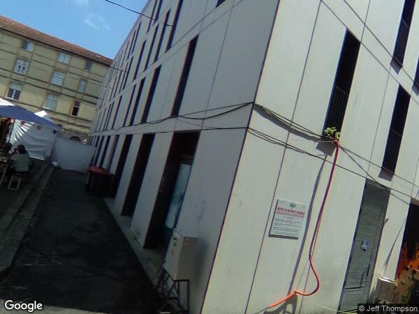 UN LOCAL COMMERCIAL EN REZ-DE-CHAUSSÉE