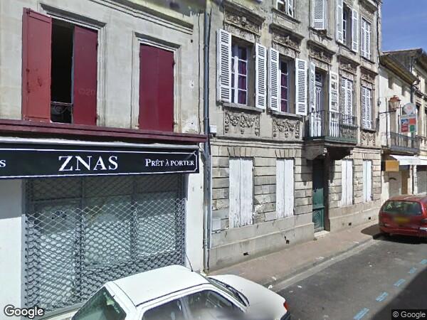 UN IMMEUBLE À USAGE COMMERCIAL ET D'HABITATION