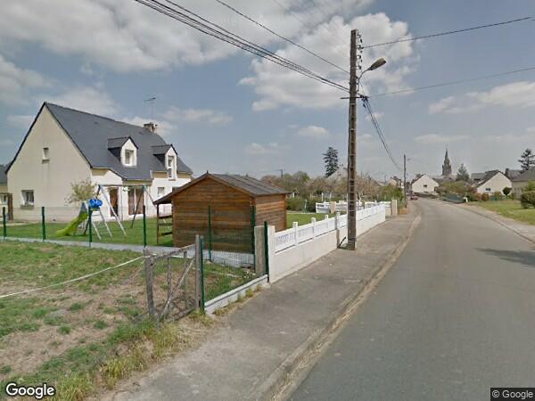 UNE MAISON D'HABITATION EN COURS DE RÉNOVATION AVEC JARDINET
