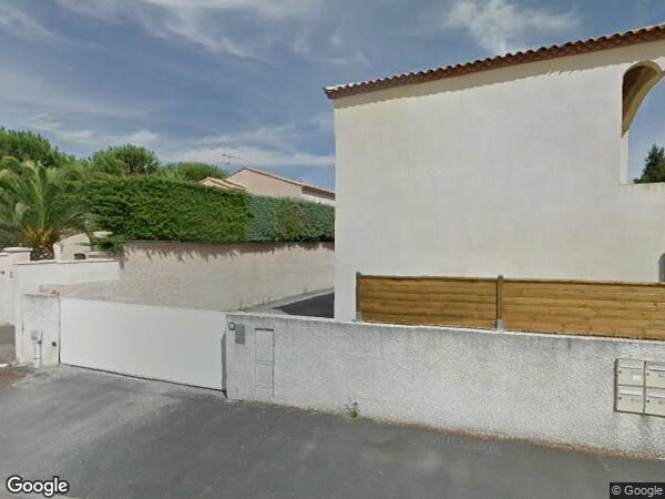 UN MAZET AVEC TERRAIN ATTENANT