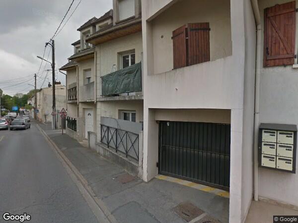 UNE PETITE BÂTISSE