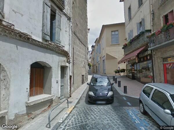 UN IMMEUBLE D'HABITATION