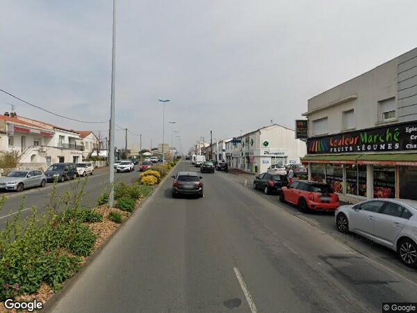 UN IMMEUBLE COMMERCIAL ET D'HABITATION