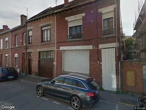 UN IMMEUBLE D'HABITATION