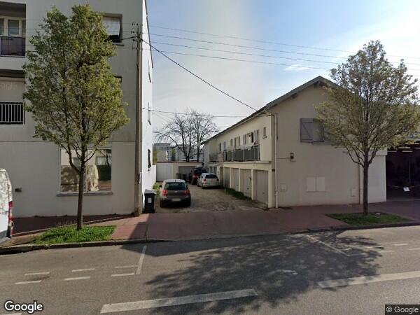 UN BÂTIMENT À USAGE D'HABITATION