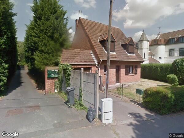 UN IMMEUBLE D'HABITATION