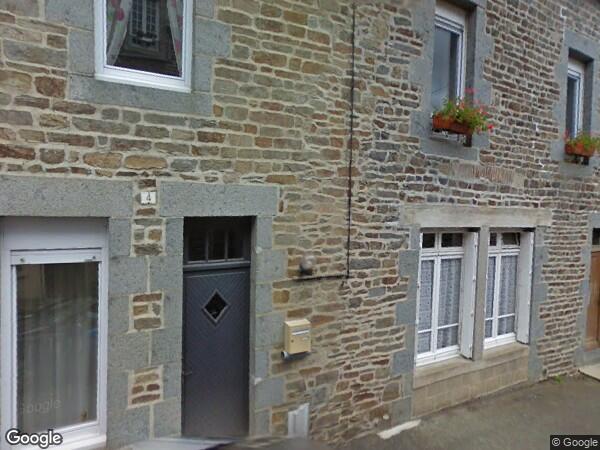 UNE MAISON D'HABITATION CONSTRUITE EN PIERRE SOUS COUVERTURE D'ARDOISE