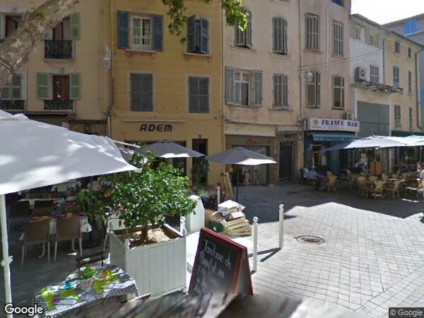 UN BIEN IMMOBILIER À USAGE DE LOCAL COMMERCIAL