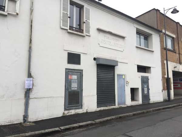 UN ENSEMBLE DE BUREAUX