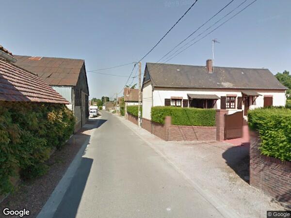 UN ANCIEN HANGAR AGRICOLE ET ANCIENNES ÉCURIES