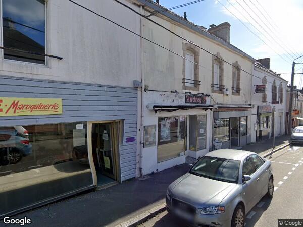 UN IMMEUBLE À USAGE DE COMMERCE ET D'HABITATION