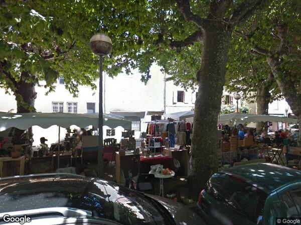UN IMMEUBLE D'HABITATION