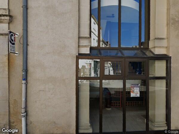 UN IMMEUBLE A USAGE D'HABITATION ET DE COMMERCE