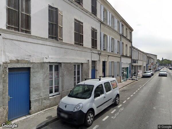 UN IMMEUBLE A USAGE COMMERCIAL ET D'HABITATION