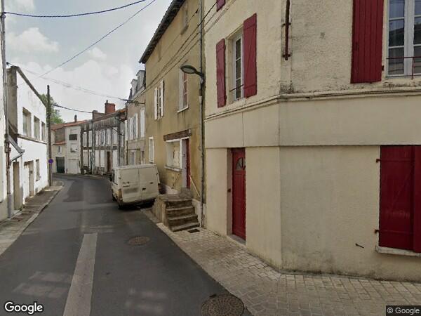 UN  IMMEUBLE MIXTE