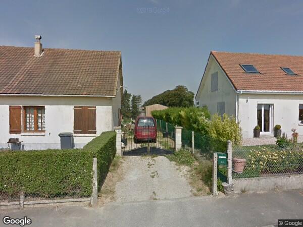 UNE  MAISON À USAGE D'HABITATION
